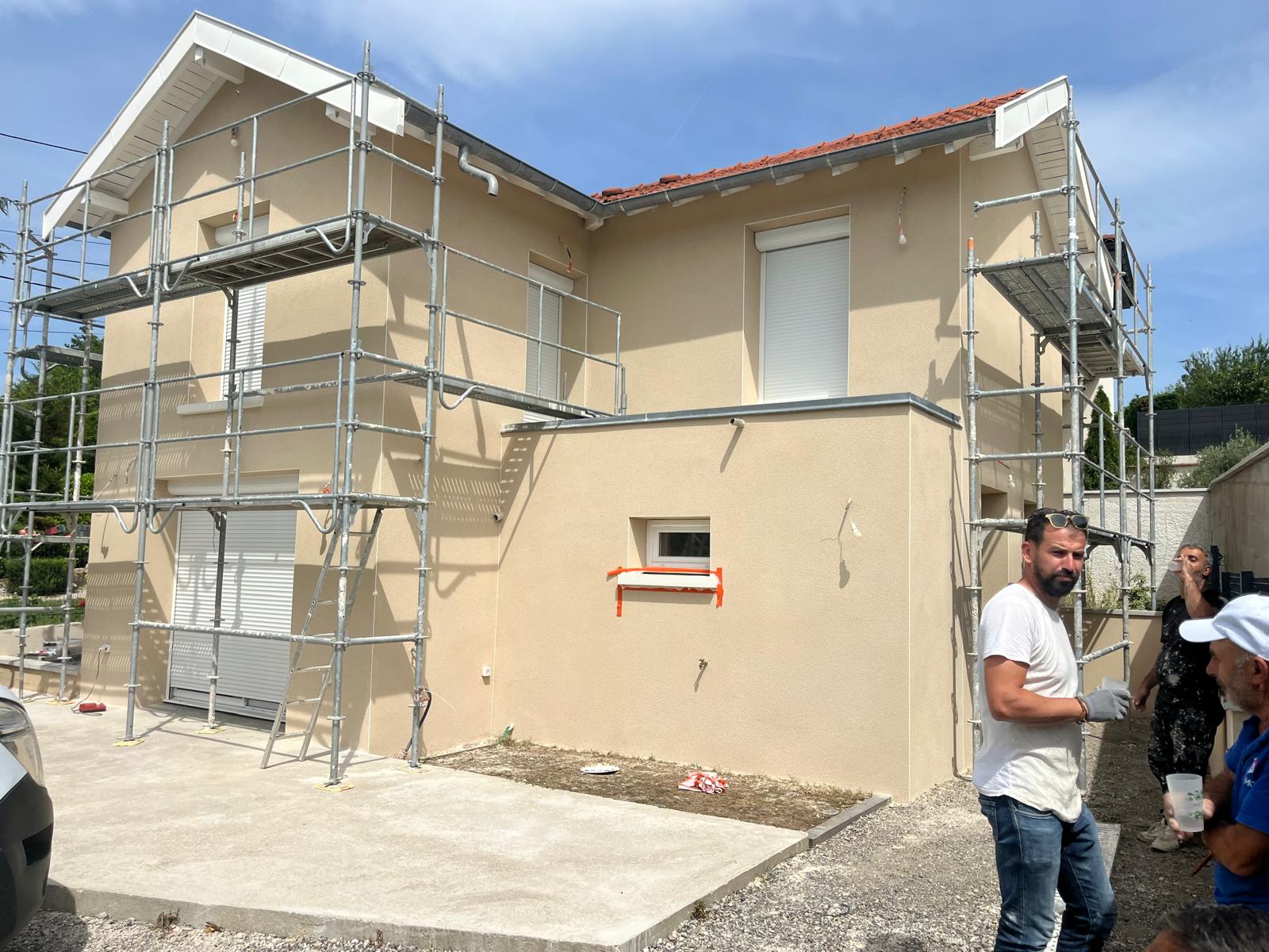 Ravalement de façade beige avec échafaudage