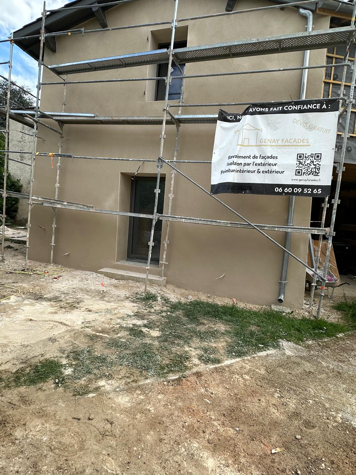 Façade rosée avec arc en pierre — maison de caractère